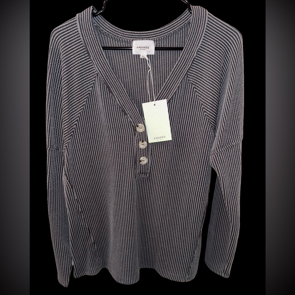 Andree Raised Ribbed Button V-Neck Knit Top - Picture 2 of 4